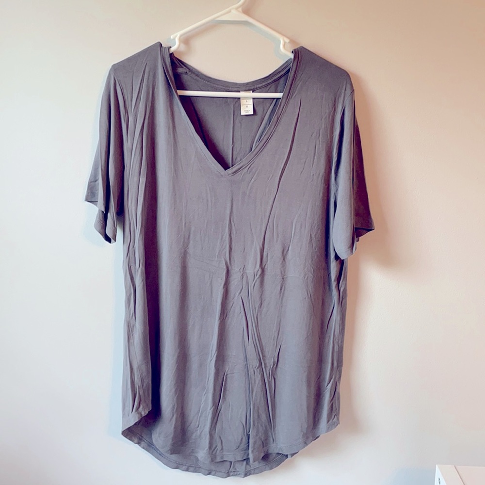 Oversized grey tee shirt.